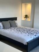 Four Double Bedroom Home - Free parking and Wi-Fi