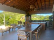 Casa alto padrão a 100 metros da praia brava