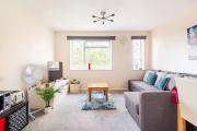 2 Bed House - Sleeps 8 - Wifi - Parking
