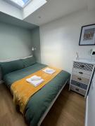 Central ensuite guest unit with air conditioning and free on street parking