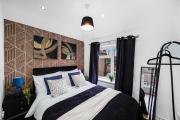 Boutique 4 Bedroom House in London - Parking