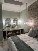 Two on Milner - ARUM COTTAGE - Stylish open-plan Guesthouse in Rondebosch