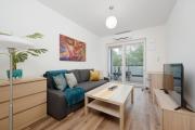 Cozy & Sunny Apartment Legnicka with Parking by Renters