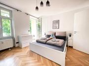 Zentrale Ferienwohnung mit Parkplatz, 2 Schlafzimmern, Küche, Waschmaschine & Balkon