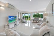 Cairns Waterfront Condo - 5 minutes from airport