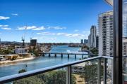 Circle on Cavill Riverview Apartment 450 metre to the Beach