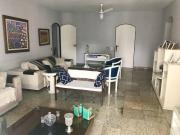 Amplo apartamento, moderno, ventilado, impecável.