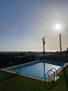 Encantadora moradia T1, com piscina e vista mar a 500m da praia