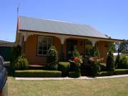"Grand Ole Topiary" Cottage Accommodation Railton