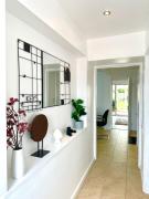 5 bedroom detached house sleeps 13 spacious Parking 5 mins driving to Bicester Village