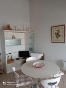 Ombre et soleil vue sur la lagune et bateaux