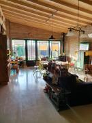 Dormitorio con baño privado, cocina y living compartido con pileta en country