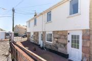 Charming 3 bedroom harbour cottage with parking