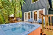 Rhododendron Creekside Cabin with Hot Tub and Fire Pit