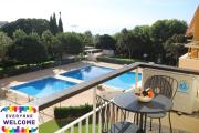 Luxurious 1 bed apartment with 5 pools & gardens.