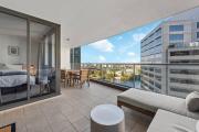 Top of the Town! 2Bed2Bath1CarPoolViews ~ CBD