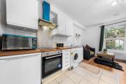 Stylish Central Brixton Studio for Couples with Wi-Fi and Parking