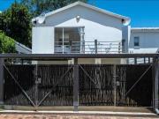 Lovely House with Big Garden Parktown North