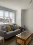 Central 2-Bedrooms Flat - Perfect for Nurses, Contractors, & Relocators - Super Fast Speed Wi-Fi, & Easy Parking