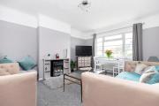 CHINE SANDS by BOURNECOAST - A Lovely Holiday Apartment with Parking Near Westbourne Shops and Alum Chine Beach - FM8498