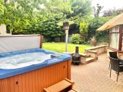 Hot Tub, 5 beds Detached, Private Driveway, Garden, M1 5mins