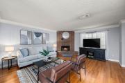 Modern Montrose 2BR Townhome Sleeps 10 with Gated Parking