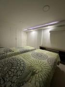 Cómodo apto frente al mar, excelente ubicación.