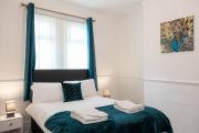 4 Bed House Sleeps 9 Free Parking