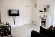 4 Bed House Sleeps 9 Free Parking