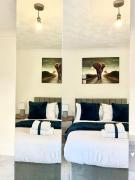 3 Bedroom House in Rochester Strood with Wifi and Netflix Walking distance to Strood Station