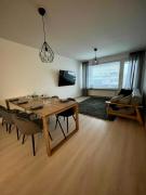 Ylimmän kerroksen tilava kolmio jokinäkymällä