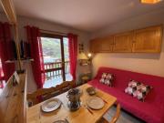 Appartement 4 pers., village, proche pistes, piscine lété, commerces à pied - FR-1-342-141