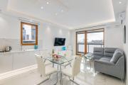 Karolkowa 28 - Prestigious Apartment with Balcony by Renters Prestige