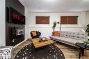 Chic Modern Vibes - KING Bed - Fireplace - Sleeps 4 - Wifi