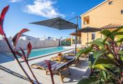 Villa mit privatem Pool, Spielplatz, WLAN, Klima, BBQ Villa mit privatem Pool, Spielplatz, WLAN, Klima, BBQ