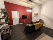 Cozy 1 Bed Apartment with Kitchen in Town