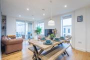 Luxe Cambridge Station Flat with Terrace Luxe Cambridge Station Flat with Terrace