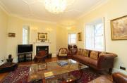 Elegant 3-Bedroom Ramsay Garden Apartment in Edinburgh City Centre