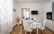 Cozy Apartment In Porec With Kitchen