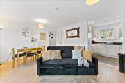 Winter Sale! Modern 2 Bed Flat in Warwick -Parking