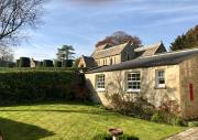 The Old Post Office Studio Apartment in a Beautiful Cotswold Village
