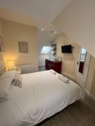 6 Studio Flat, 50m to Airbus