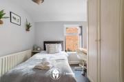 Last-Minute Escape l Exclusive Deal on 3 Bed Flat in City Centre l Sleeps 6 l Free WIFI & Parking l Desks & Netflix l Invicta Stays Short Lets Last-Minute Escape l Exclusive Deal on 3 Bed Flat in City Centre l Sleeps 6 l Free WIFI & Parking l Desks & Netflix l Invicta Stays Short Lets