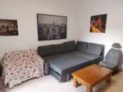 Sala con divano matrimoniale nel verde vicino alla metro