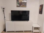 Sala con divano matrimoniale nel verde vicino alla metro