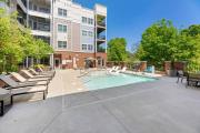 DT Charm Apt with Pool,Gym,Wine,WKSpace, Free Parking
