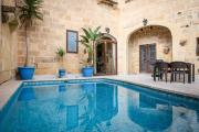 4 Bedroom Farmhouse with Large Private Pool