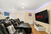 Lt Properties Unique Bungalow style Spacious one bedroom Apartment in Luton Town centre super size round bed Netflix