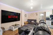 Lt Properties Unique Bungalow style Spacious one bedroom Apartment in Luton Town centre super size round bed Netflix