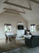 Hus i mysig by nära havet